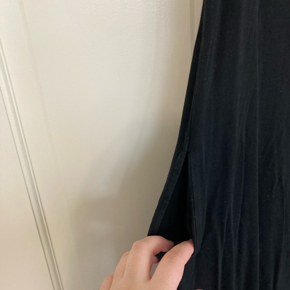 Elegant Black Sleeveless Dress - Picture 3 of 4